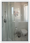 Bad mit Handtuchheizung, Dusche, Waschbecken und WC