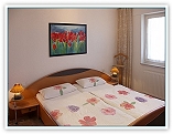 separates Schlafzimmer  mit Fliesen ausgelegt